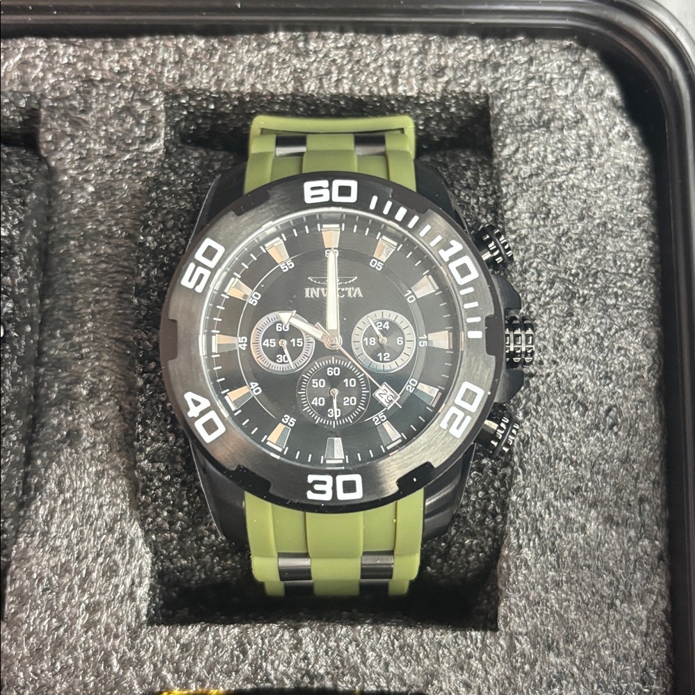 Invicta Pro Diver SCUBA 35399 – 50mm Quartz Chronograph, Water Resistant